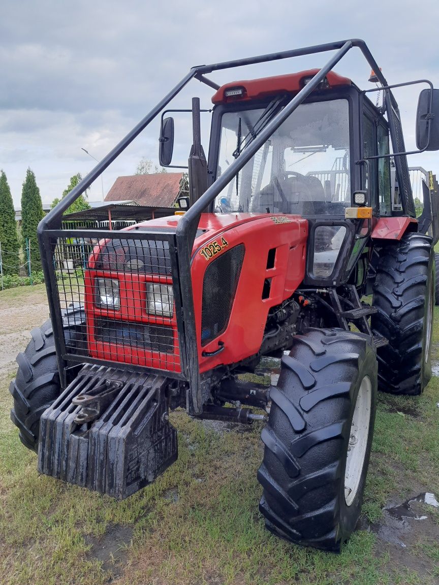 Belarus 1025.4 w zabudowie leśnej.