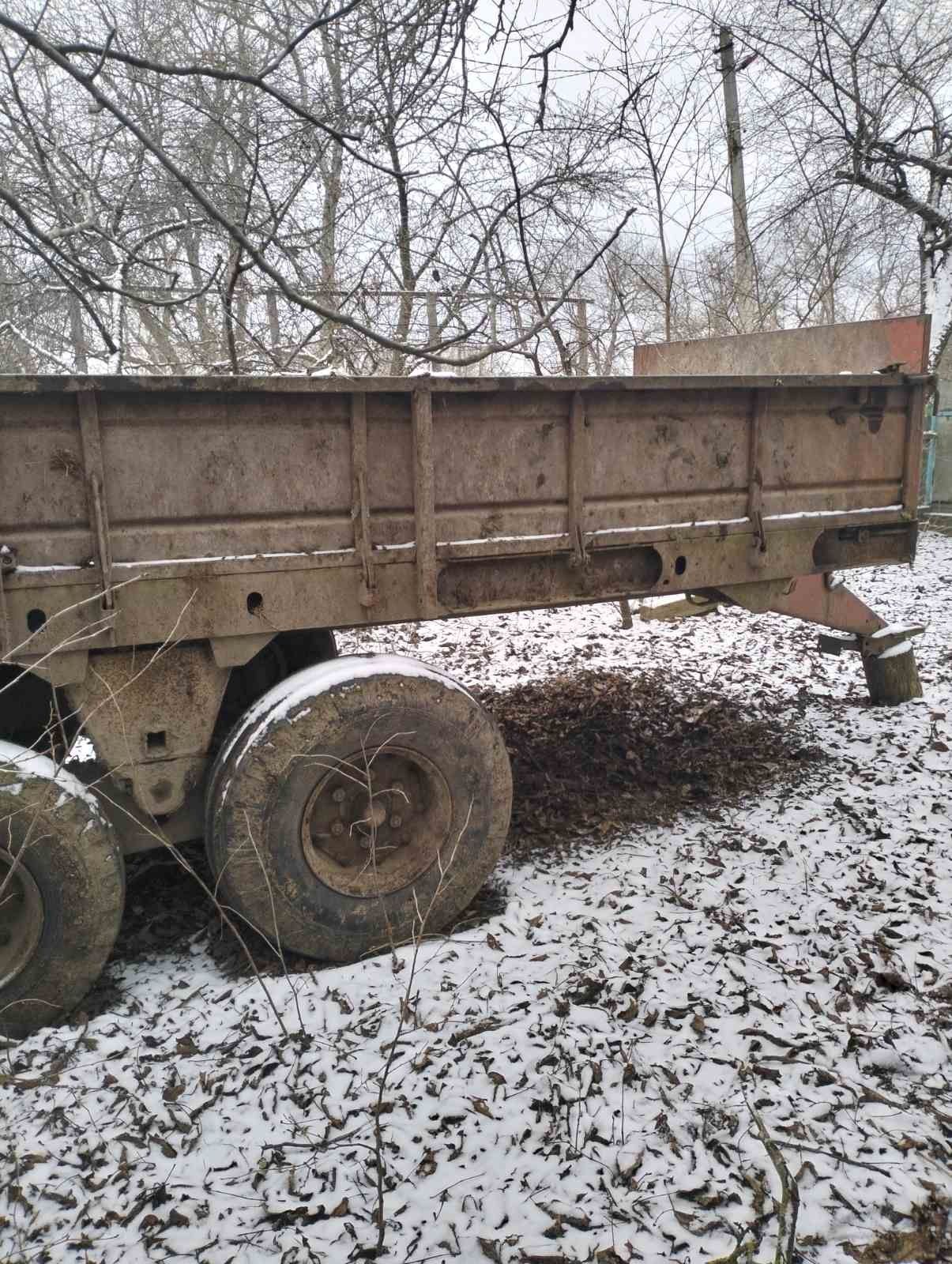 Розкидач гною в робочому стані