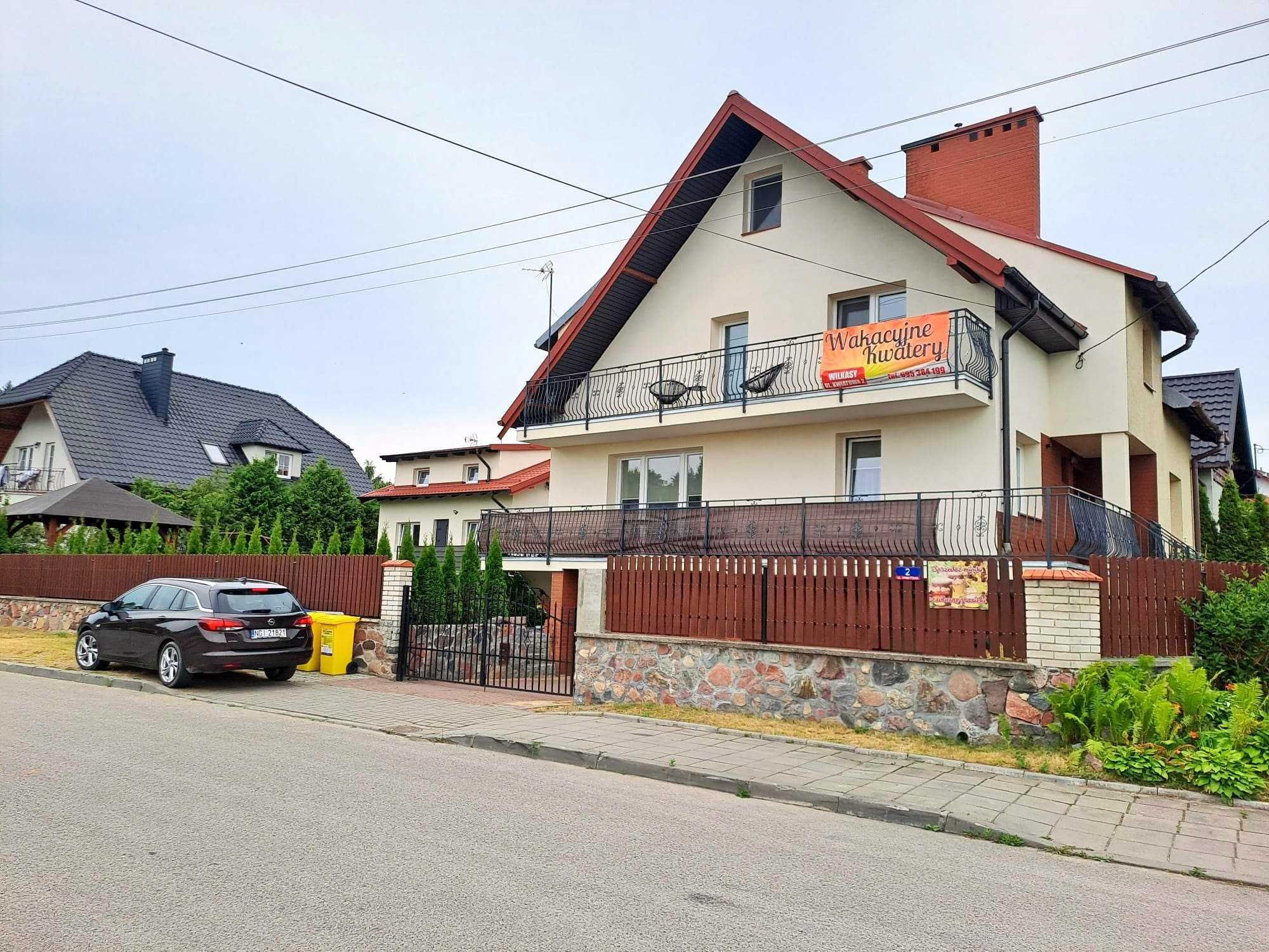 Pomieszczenie z balkonem z widokiem na JEZIORO!