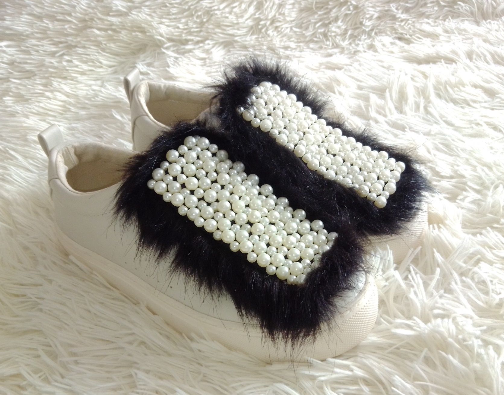 Modne buty z perłami Zara