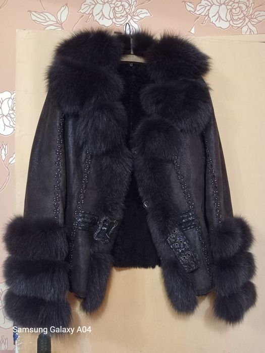 Продам шикарнейшую натуральную шубку для настоящей леди с мехом песца