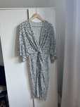 Sukienka midi cekiny srebrna  XS 34 Asos