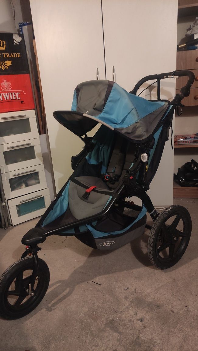 Bob Revolution pro. Trzykołowy wózek spacerowy do biegania i na rolki