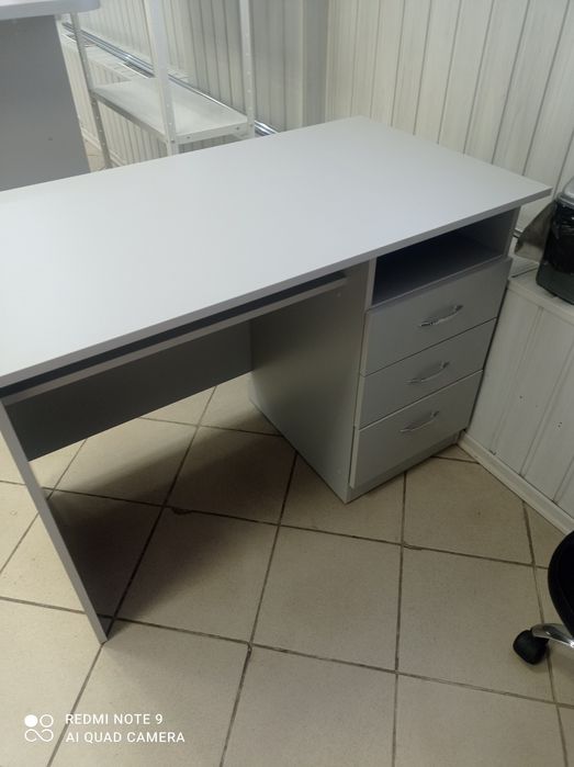 Стіл письмовий .