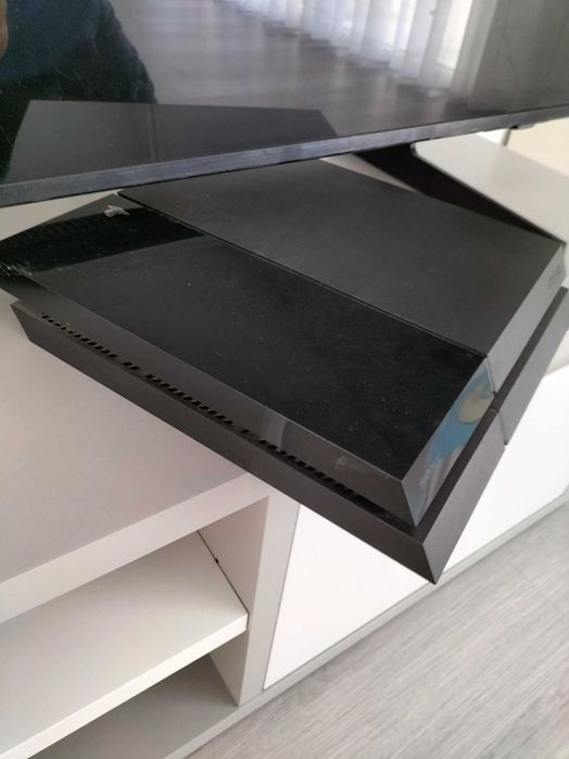 PS4 em excelente estado com jogos incluídos