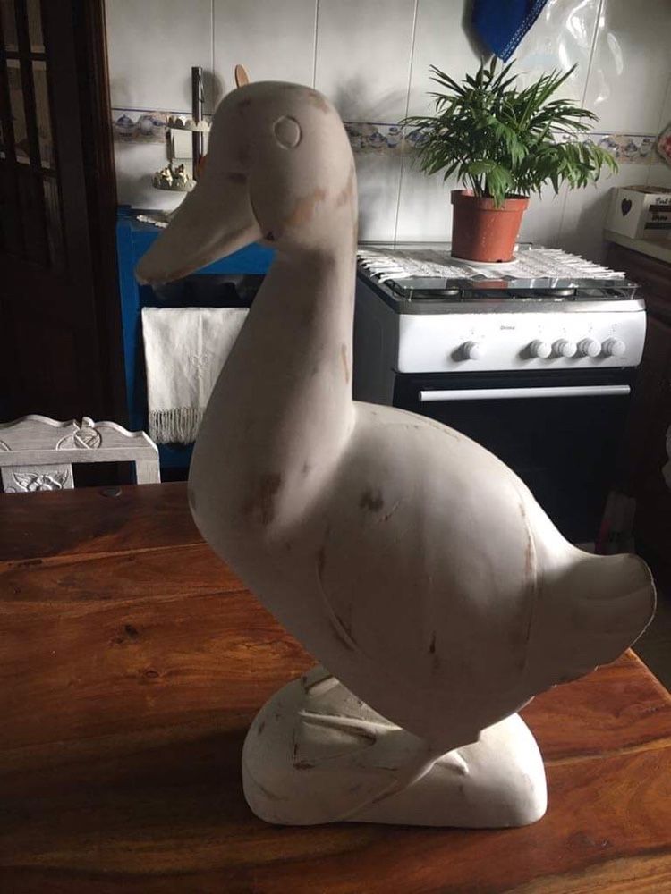 Pato em madeira decapé branco
