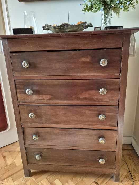 Comoda antiga mas robusta em madeira maciça