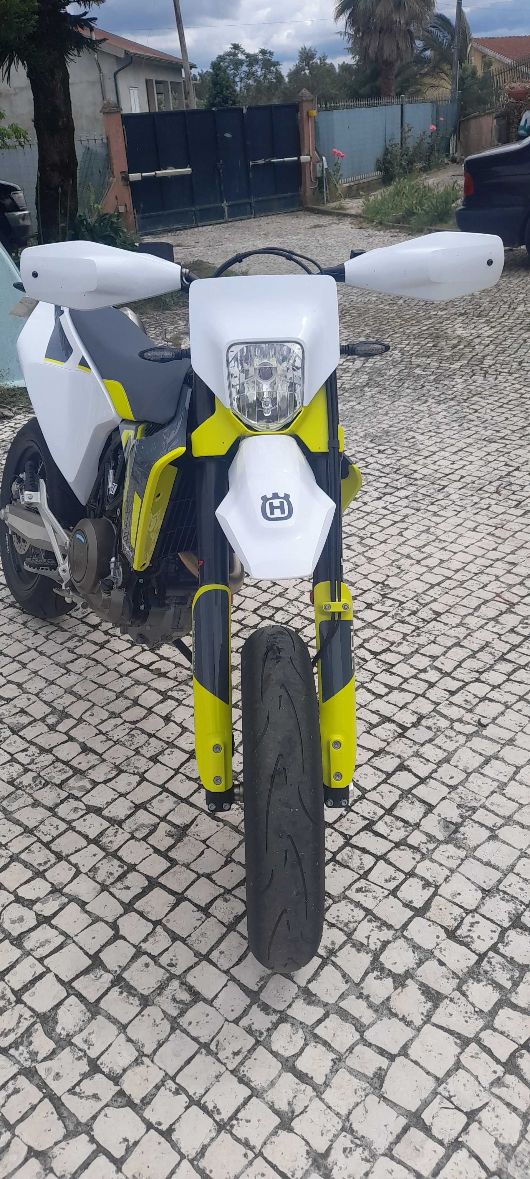 Husqvarna 701 supermoto