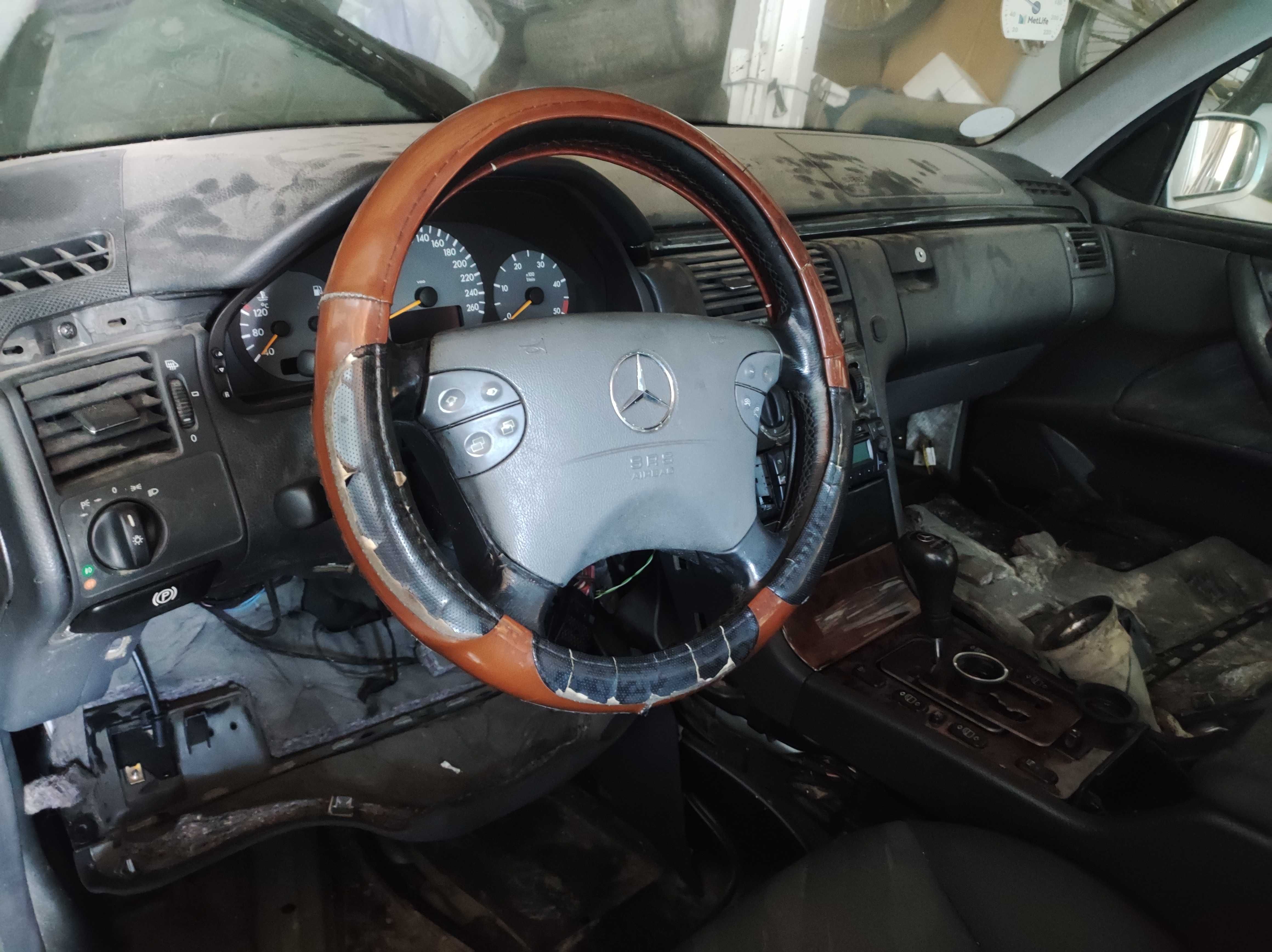 Продам два автомобілі Mercedes-Benz E-класс на зпачастини