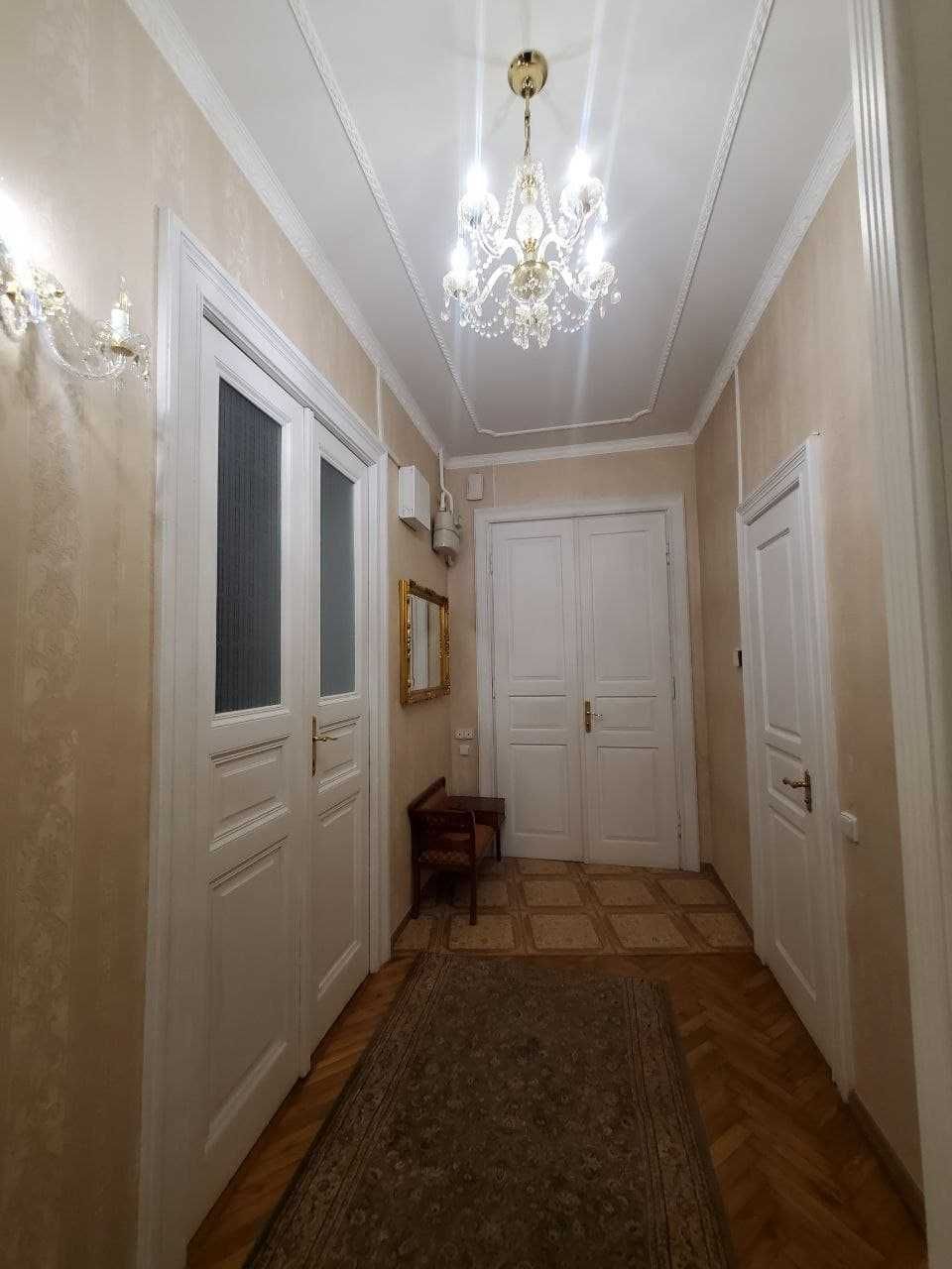 Продаж трьохкімнатної квартири по вул. Митрополита Андрея.