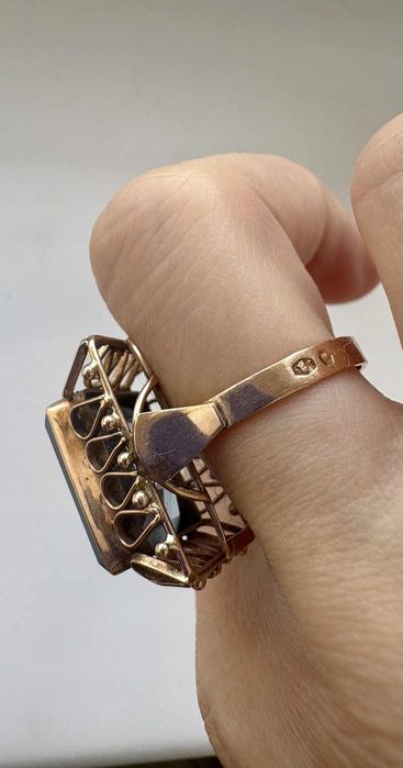 Piękny złoty pierścionek z syntetycznym akwamarynem