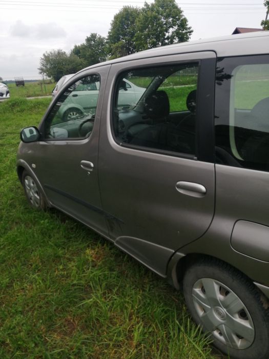 Sprzedam maskę bagażnika lampy i drzwi do Toyoty yaris verso