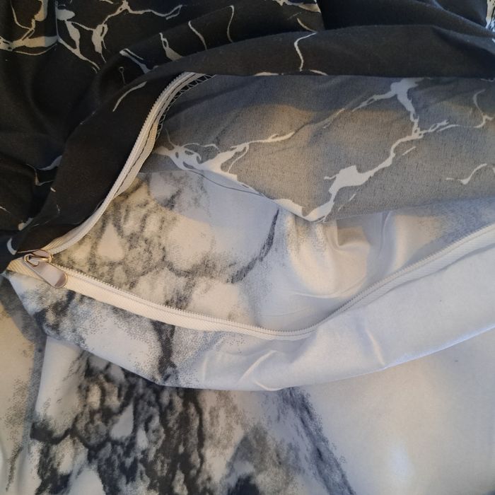 Zestaw poszewek w marmurowy wzór na kołdrę i poduszkę 200x200