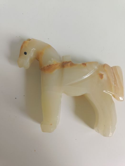 Figurka konia z onyxu . Kamień Onyx
