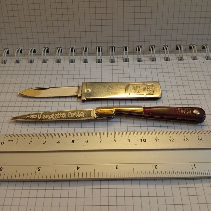 Dois canivetes, usados