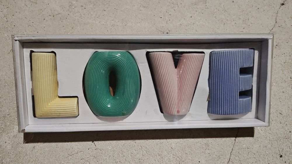 Komplet wazoników tworzących napis LOVE