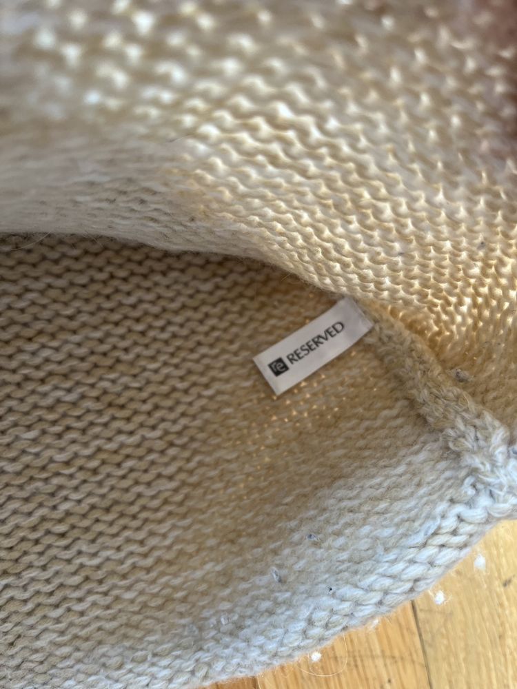 Beżowy gruby sweter golf casual wełna jagnięca angora Reserved M