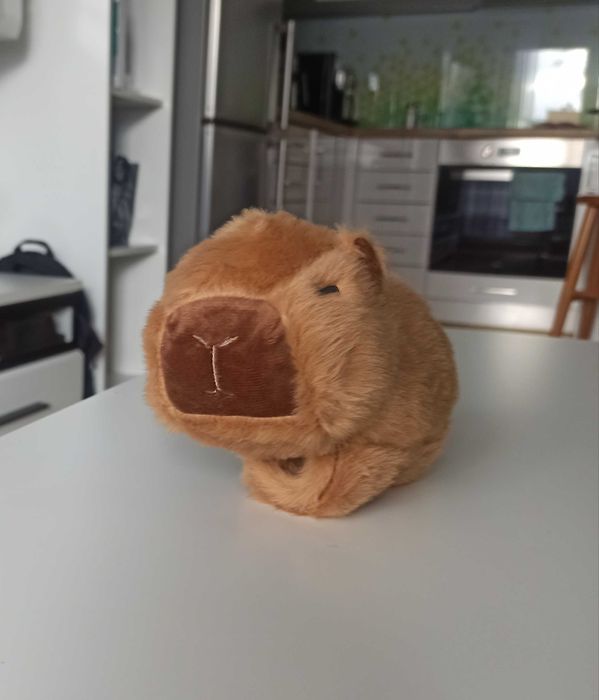 Miękki brązowy pluszak kapibara z uchwytem dla dzieci