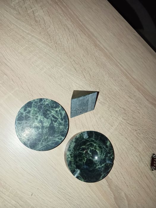 Popielniczka i piramidka z kamienia ręcznie robiona