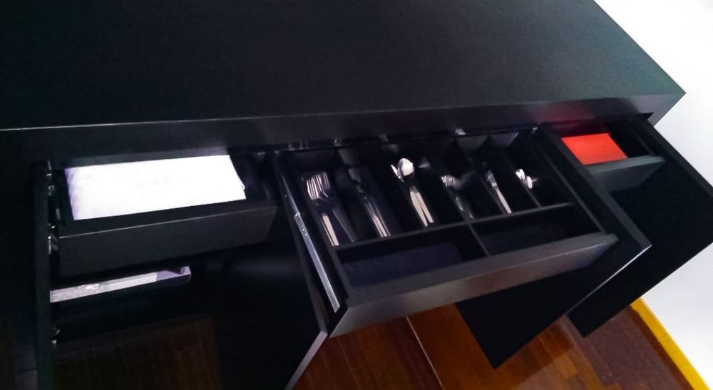 Aparador preto sem imperfeições