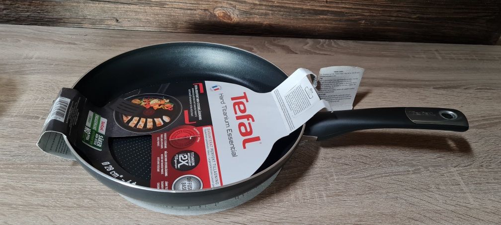 Patelnia Tefal 28 cm Hard Titanium Essential