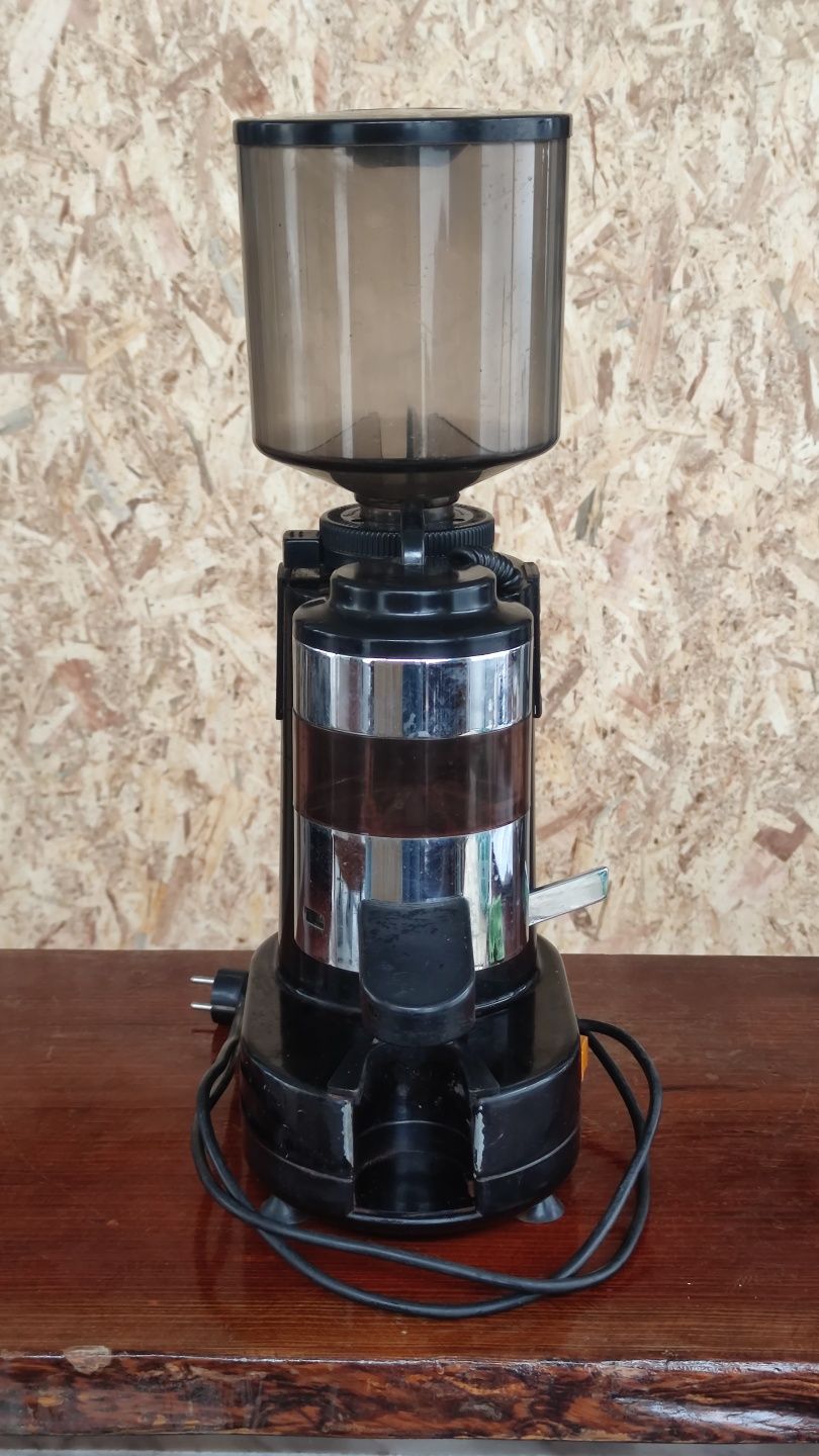 Máquina de Café Profissional Rossi + Moinho