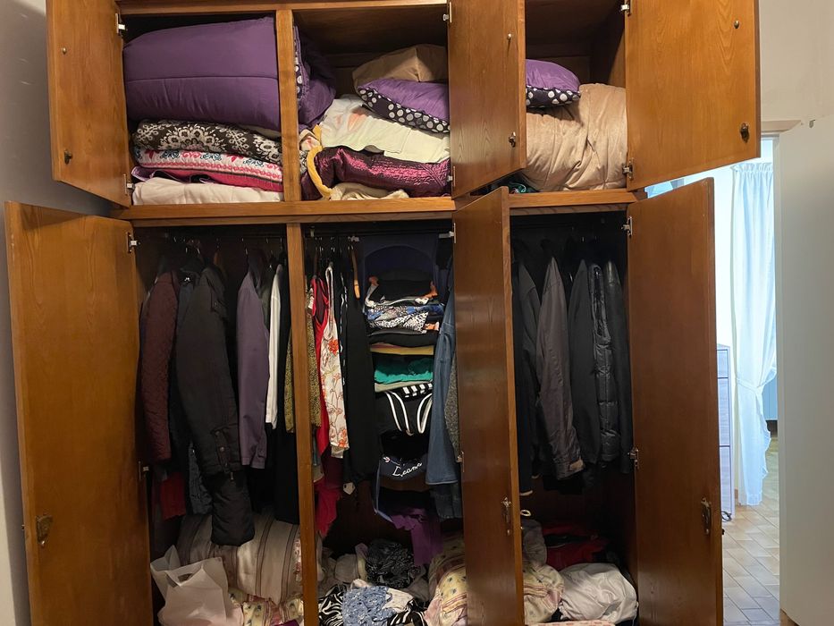 Roupeiro em madeira maciça com apenas alguns arranhões