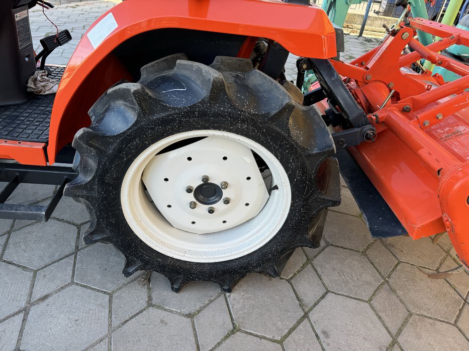 Kubota GT-3 с фронтальным погрузчиком мини-трактор