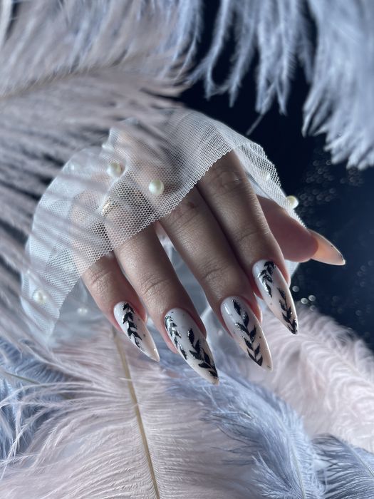 Манікюр, педикюр, нарощування нігтів