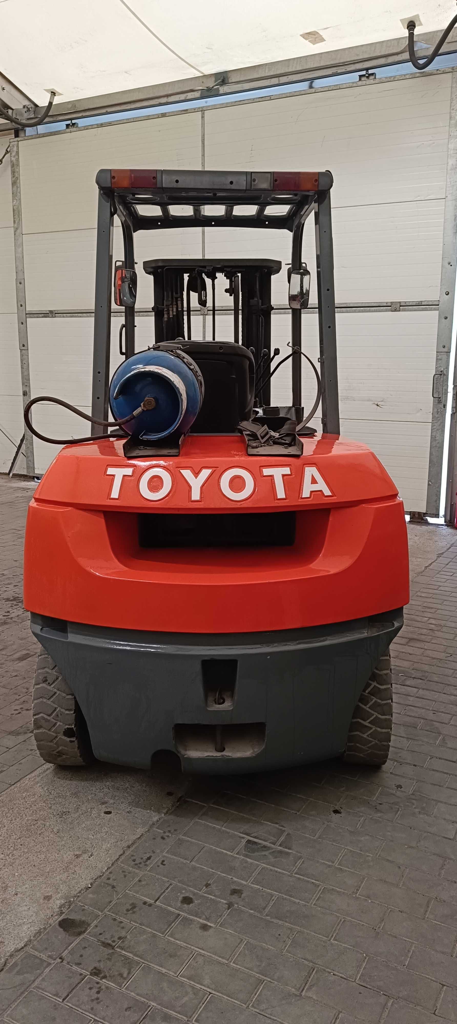 Wózek widłowy TOYOTA 02-7FGA50 LPG Udżwig 5 ton,triplex 2010 r.