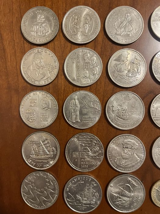 Lote de 23 moedas comemorativas de 200 escudos