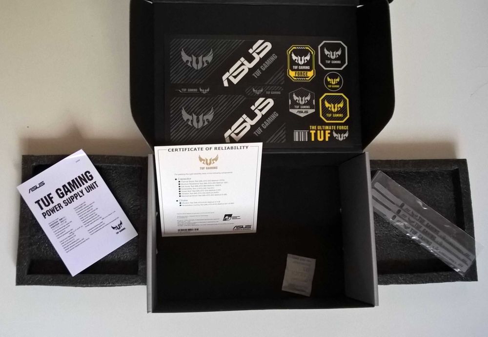 Puste pudełka po podzespołach komputerowych