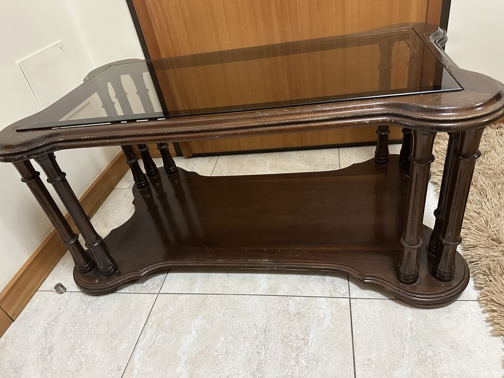 Mesa de centro com tampo de vidro