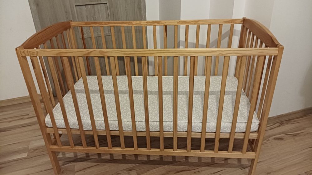 Łóżeczko dziecięce drewniane