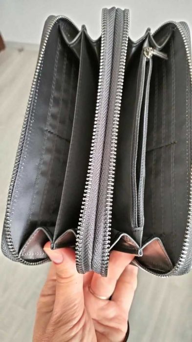 Черный, кожаный, кошелек-клатч на две молнии.