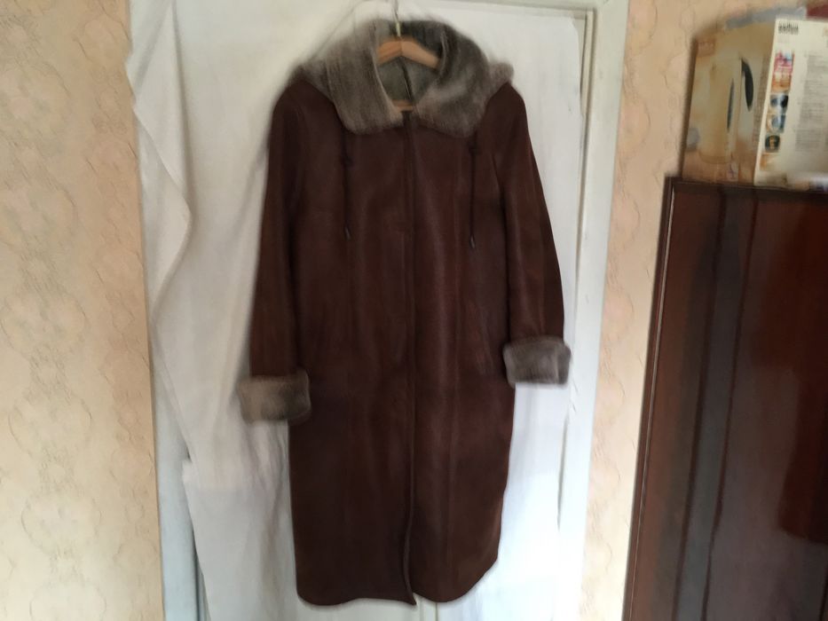 Дубленка цвет коричневий розмір50-52воротник сірий