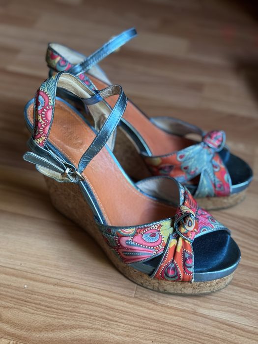 Босоніжки на танкетці