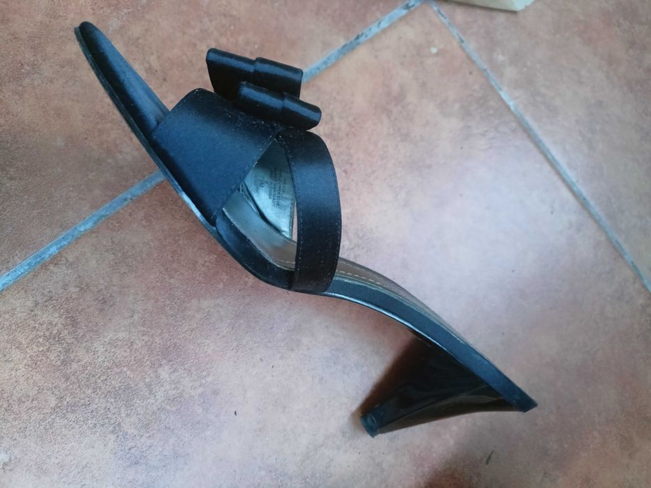 Klapki Nine West na obcasie
