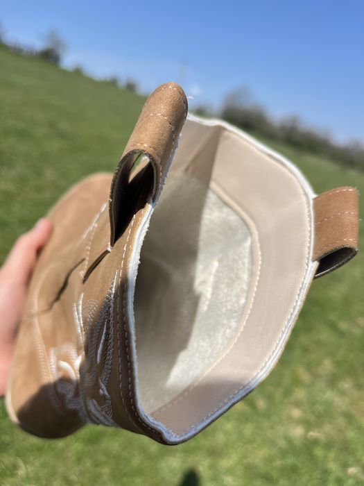 Стильні шкіряні козаки з вишивкою