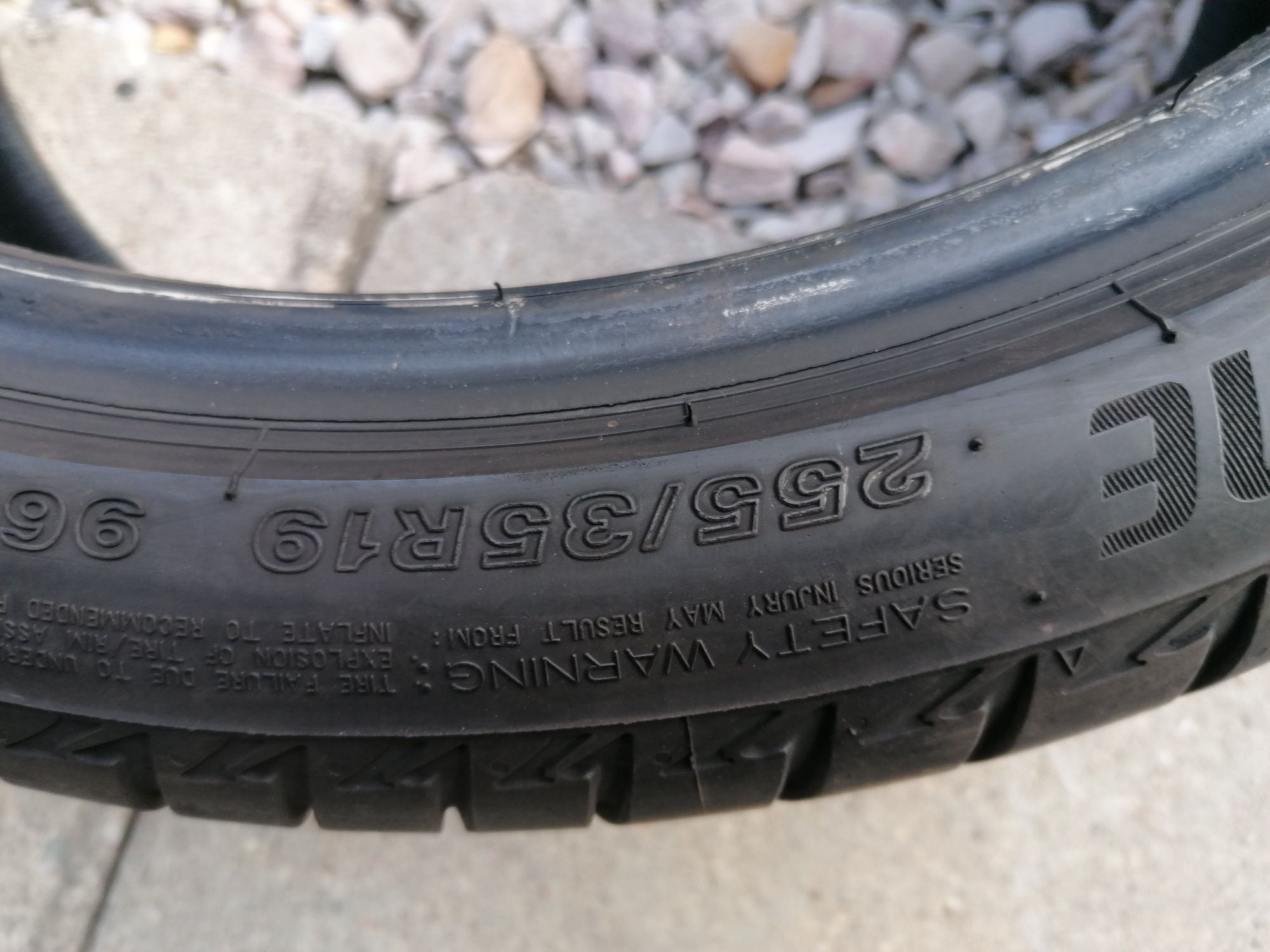 255/35/19 Bridgestone 2022 rok
