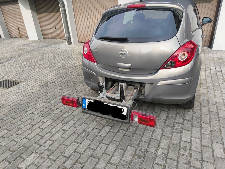 Opel Corsa 1,4 benzyna 2011 z fabrycznym bagażnikiem na rowery