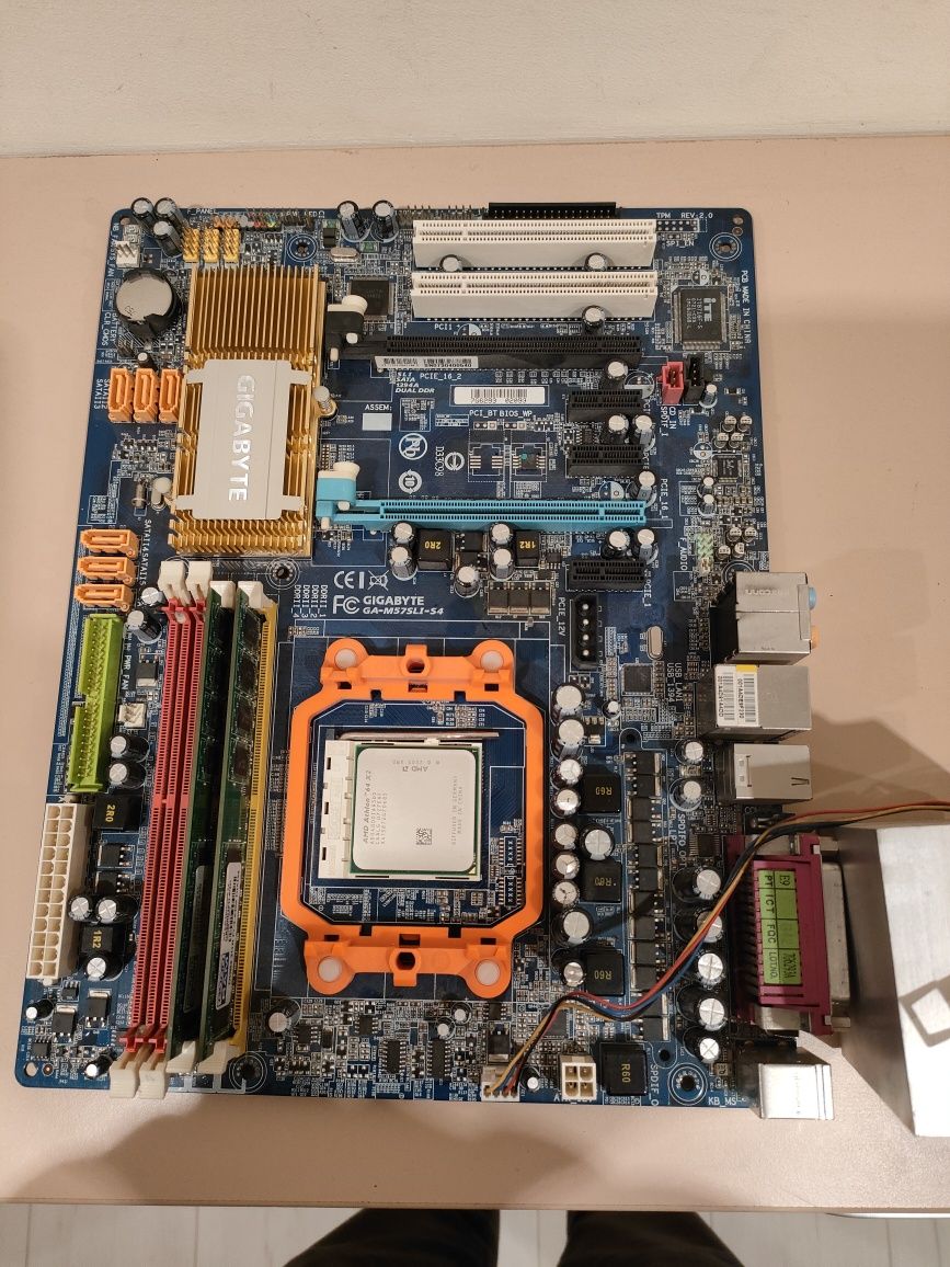 Gigabyte M57SLI-S4 Socket: AM2 + procesor + pamięć RAM