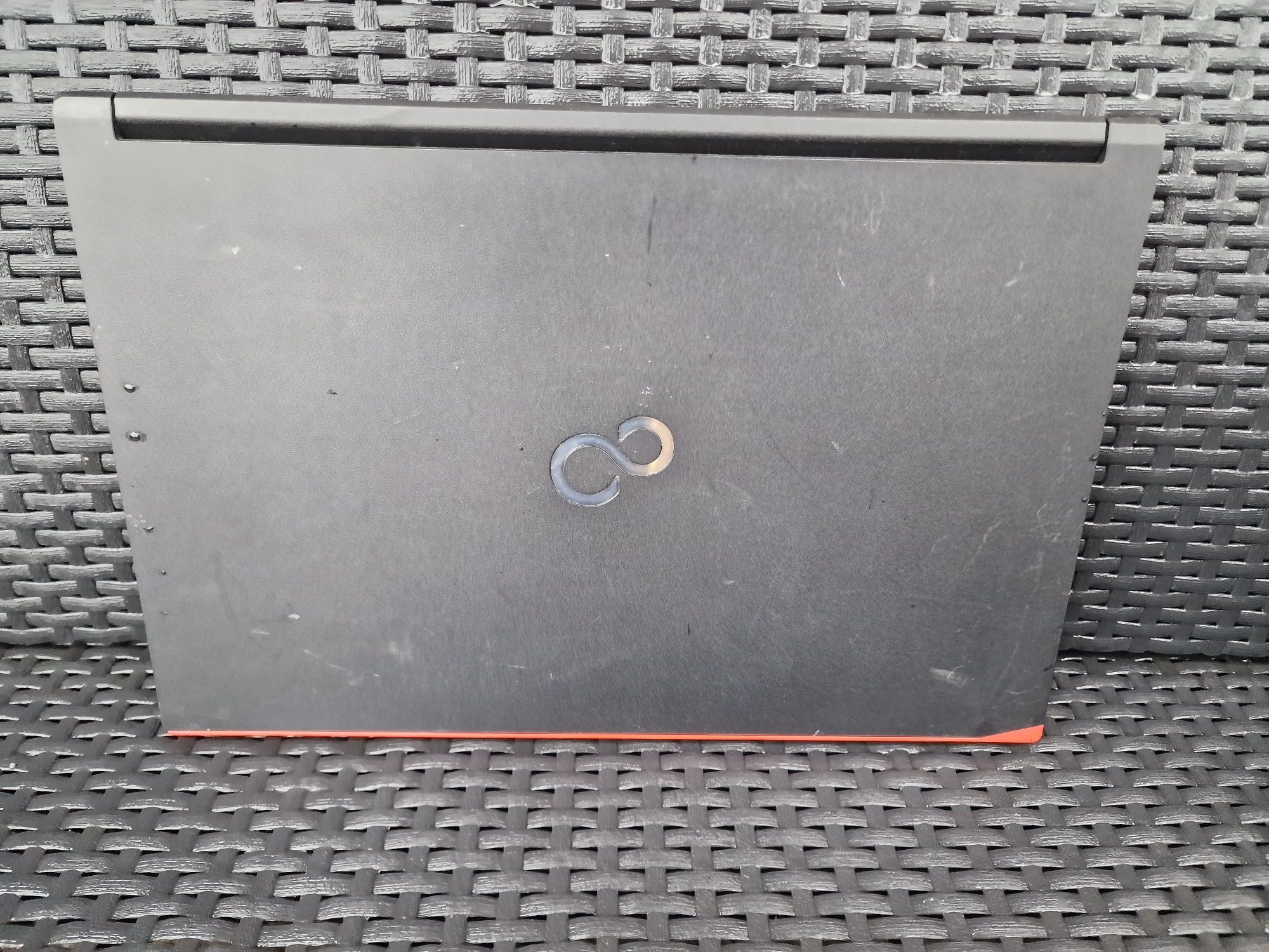 Fujitsu Lifebook E556 i5-6200U Win10  8GB/256GB SSD