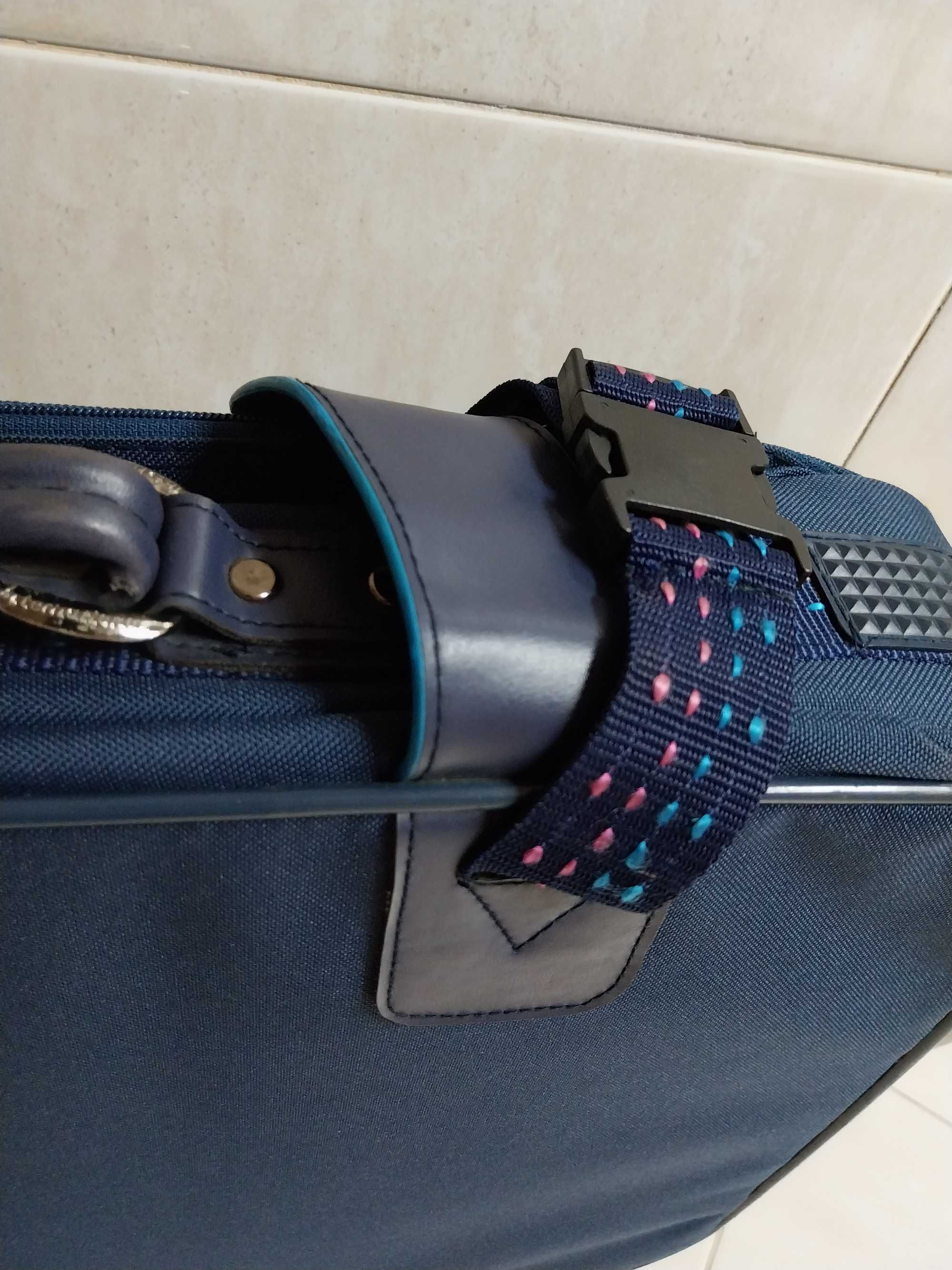 Mala de viagem Azul, com rodas, em muito bom estado. International