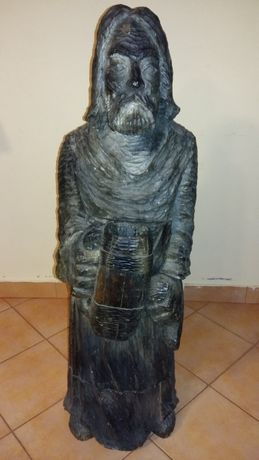 Rzeźbiona postać w drewnie ze schowkiem w środku