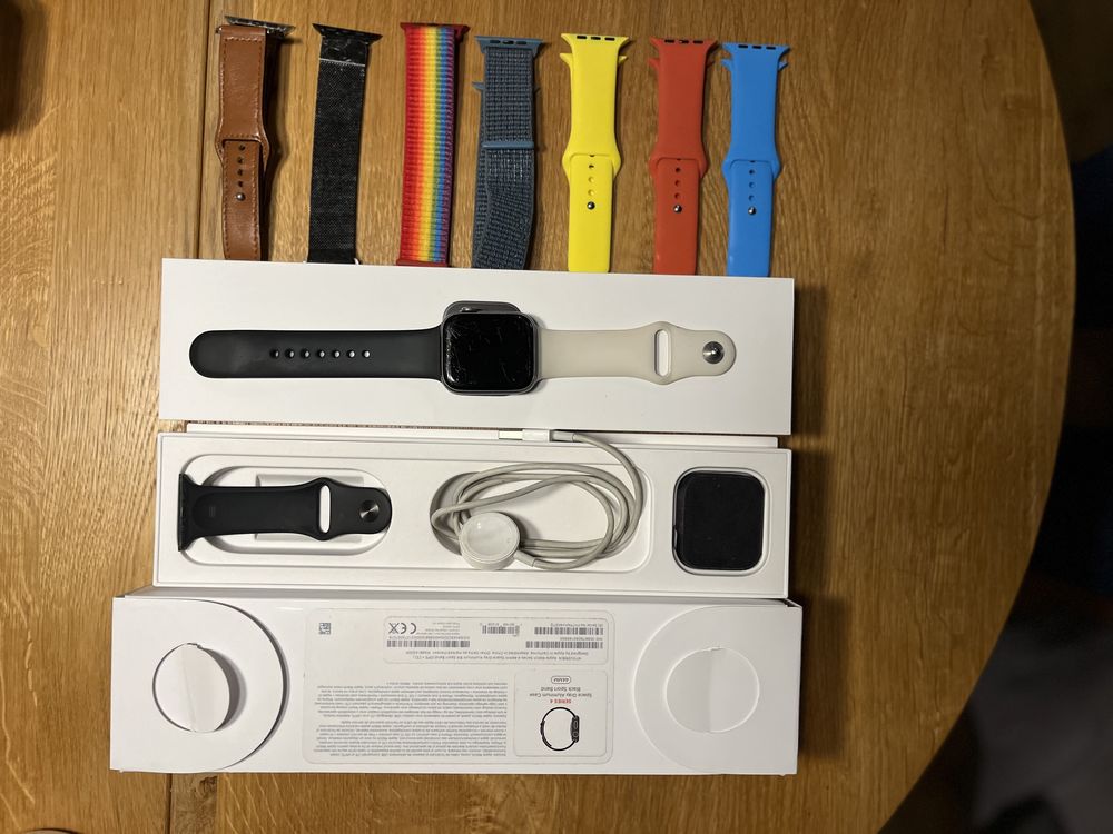 Zegarek Apple Watch Series 4 z eSIM, 44mm w kolorze Space Gray