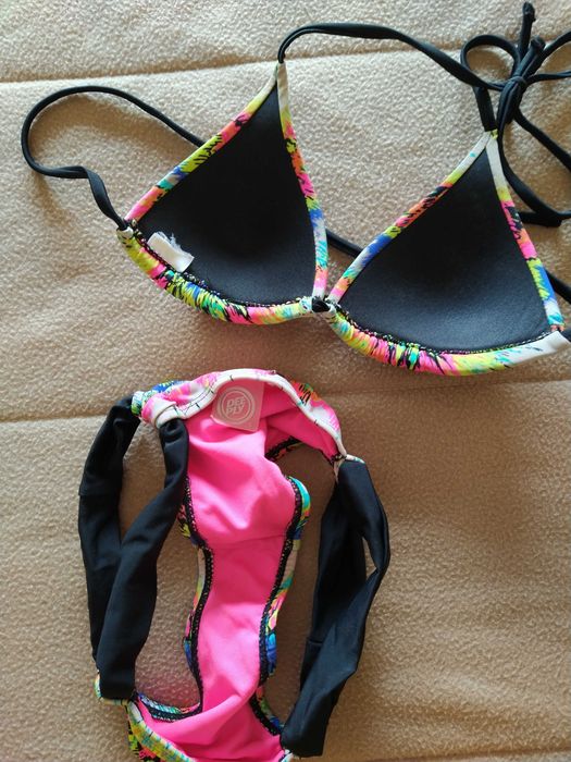 Bikini colorido bonito deeply