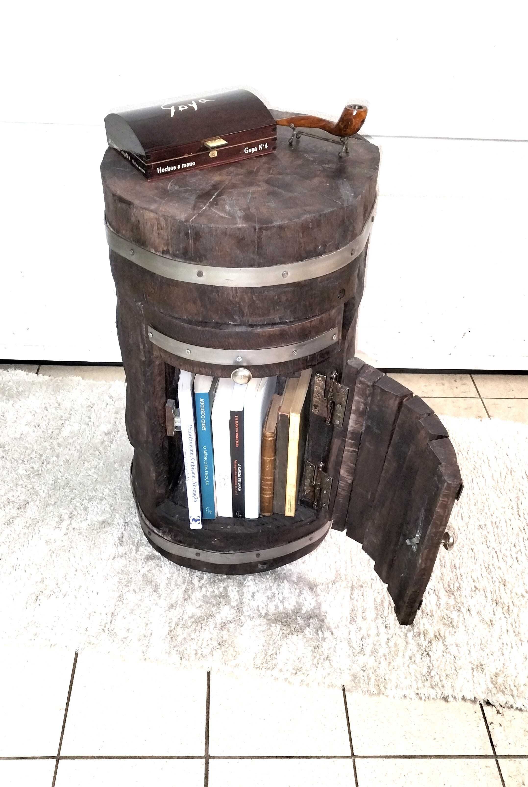 Móvel único, escavado em toro de sobreiro