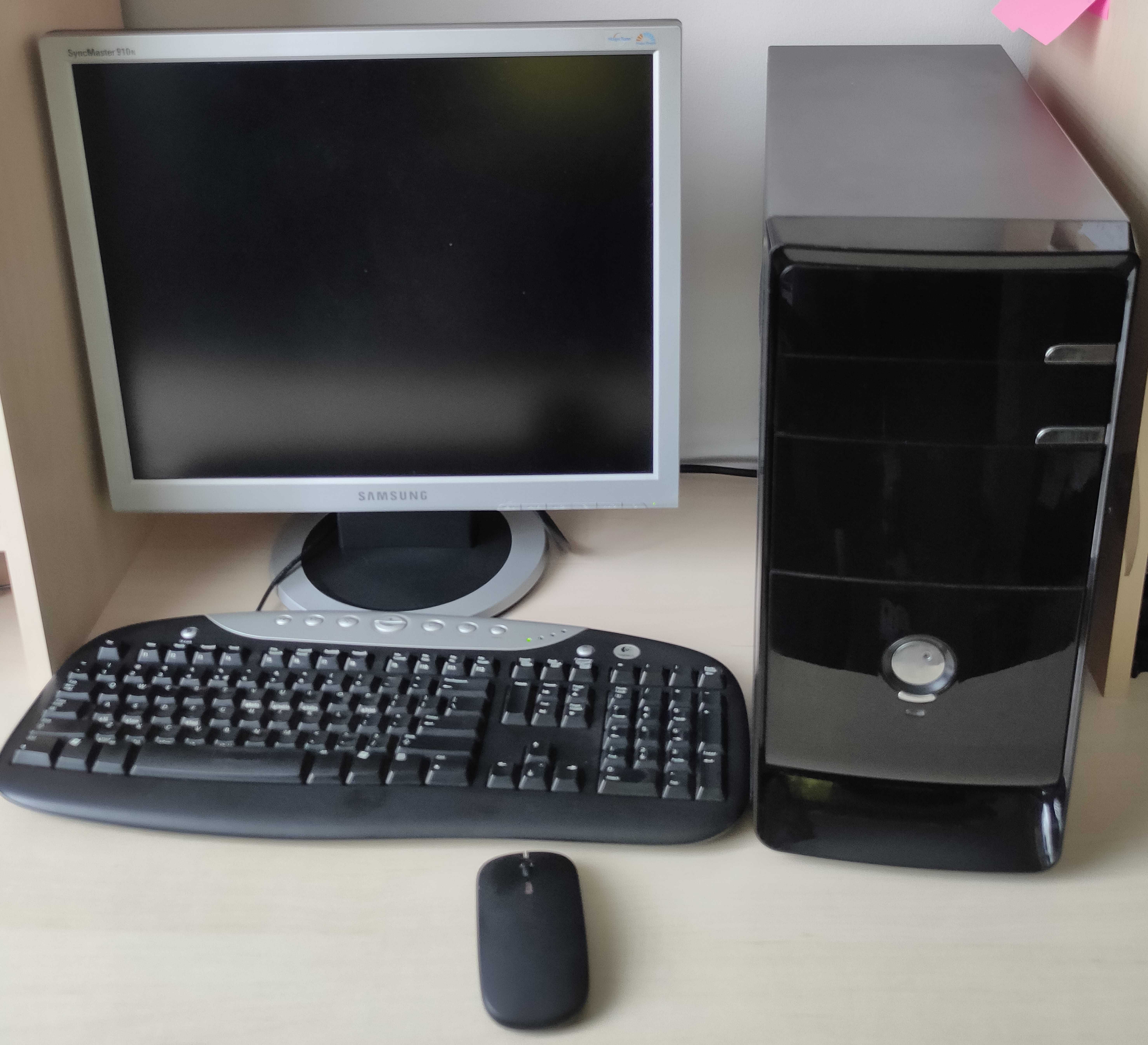 Komputer PC/Monitor/Klawiatura/Bezprzewodowa mysz/HDD 1000Gb/RAM 8Gb