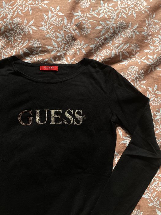 Sweterek Guess z napisem